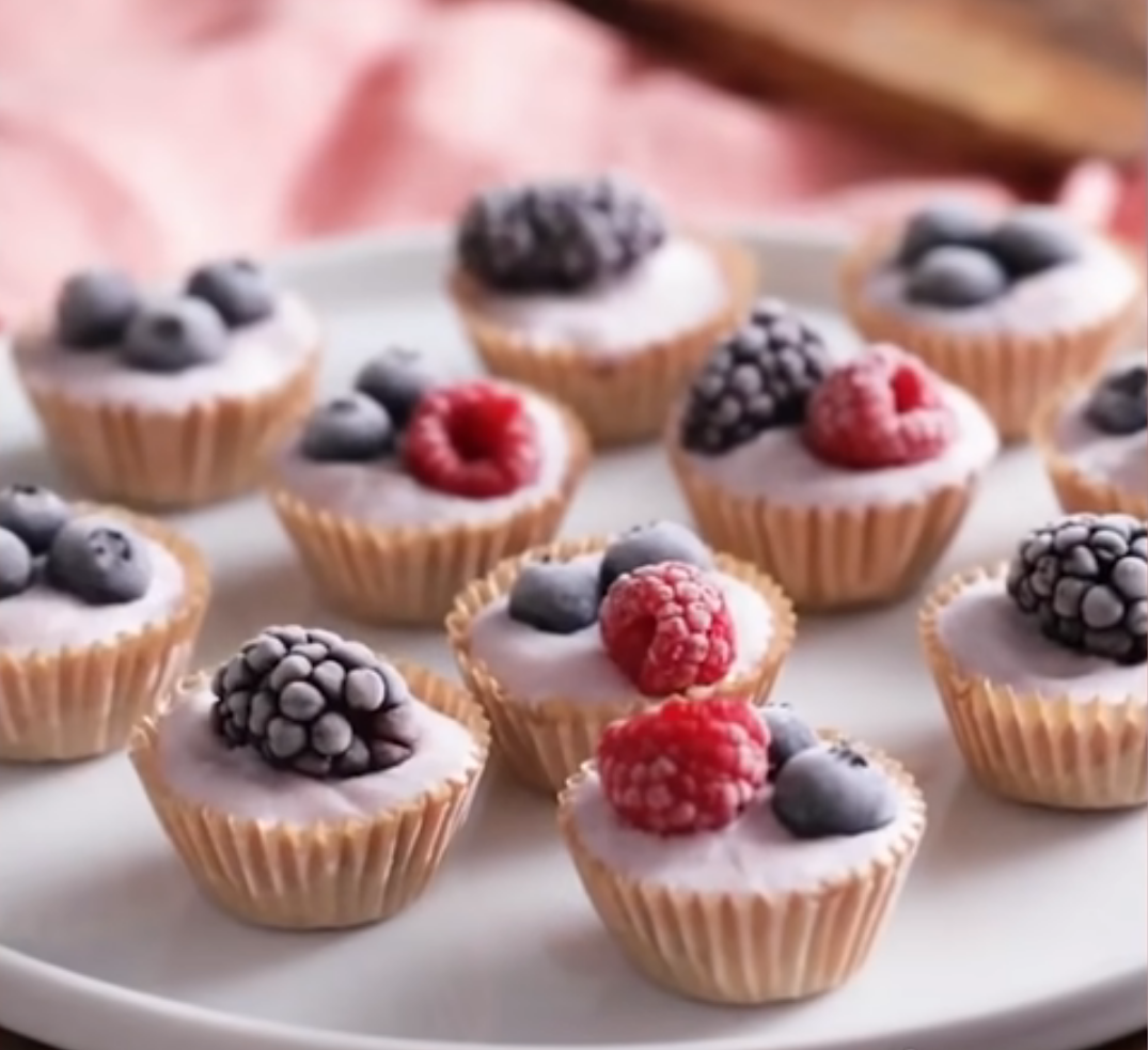 Cupcakes with berries